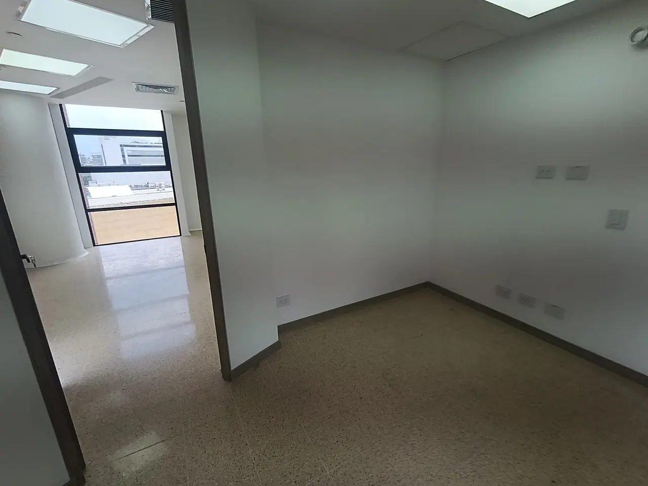 Arriendo Consultorio nuevo para Estrenar, Metropolitan Salud, Medellín - foto 3