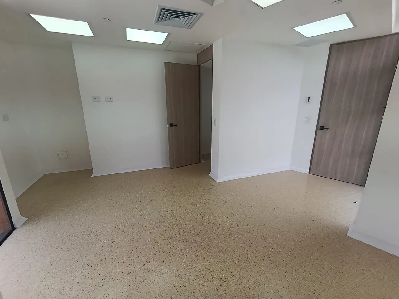 Arriendo Consultorio nuevo para Estrenar, Metropolitan Salud, Medellín - foto 5